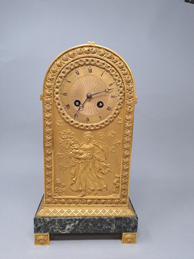 Null Gilt bronze and green marble clock, decorated with an elegant woman holding&hellip;