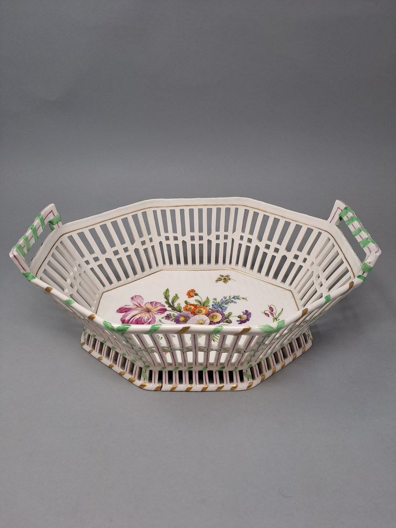 Null BERLIN, XIXth century

Octagonal openwork basket decorated in light relief &hellip;