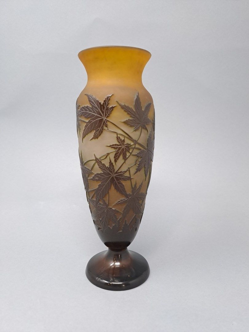 Null GALLE (Dans le goût)

Vase conique en pâte de verre à fond jaune et à décor&hellip;