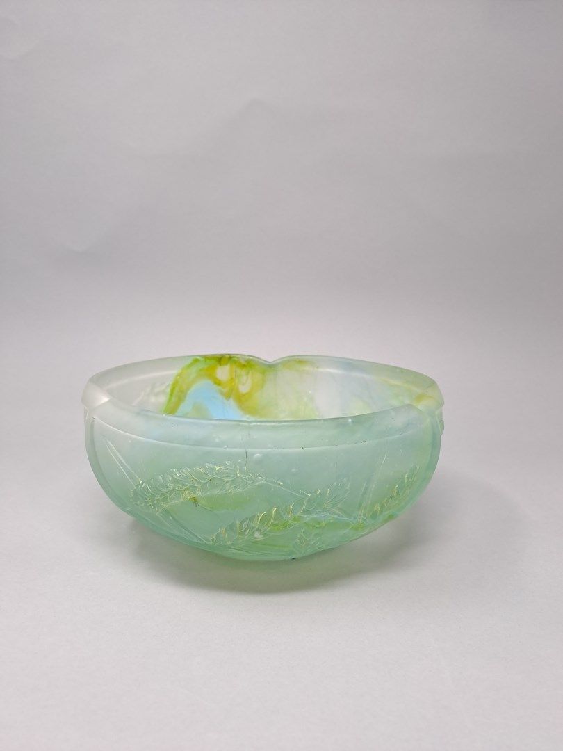 Null DAUM(的味道)

蓝色和绿色的压制玻璃碗，上面有麦穗。

带有签名

H.8,7 - L. 20 cm