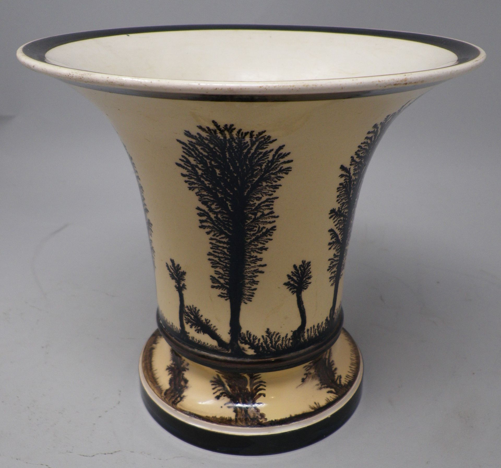Null クレイル

壶盖和它的底座都是精细的陶器，在被称为 "deuil de la Reine "的浅赭色滑液上有bistre herborisation装&hellip;