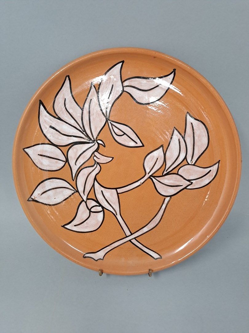 Null 让-马莱斯(Jean MARAIS) (1913-1998)

Vallauris赤土的盘子，有白色珐琅和叶子的装饰。

有签名和编号的作品（19/1&hellip;