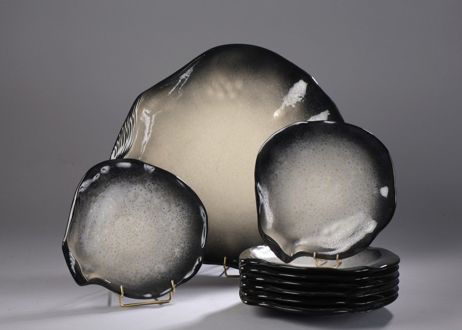 Null 波尔-尚博斯特 (1906 - 1983)

"Coquille "服务的一部分，蓝黑色和珍珠灰的陶瓷釉面，由八个盘子和一个盘子组成（盘子上有划痕）。&hellip;