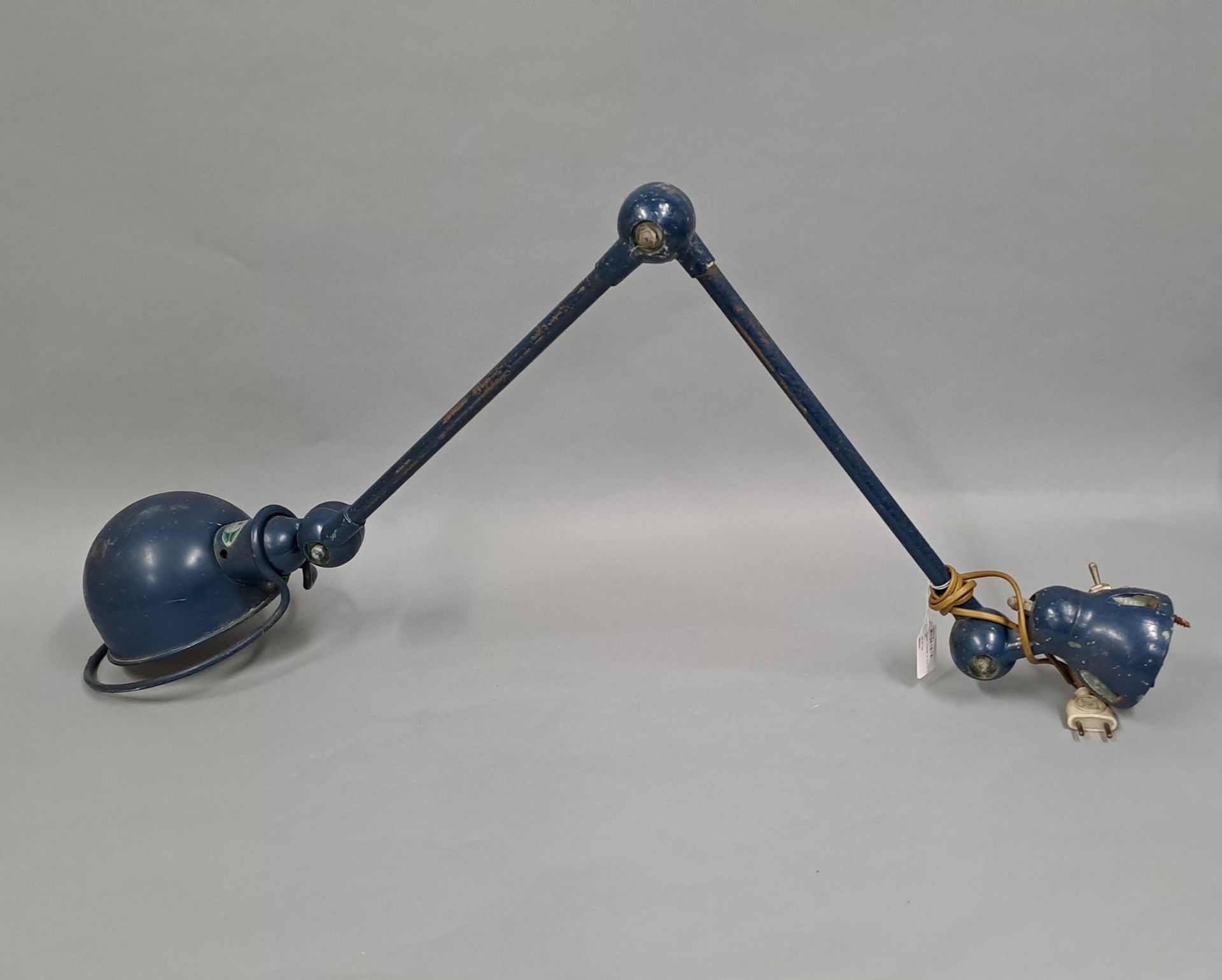 Null JIELDE

Lámpara de taller articulada con dos brazos, pintada en azul. Con s&hellip;