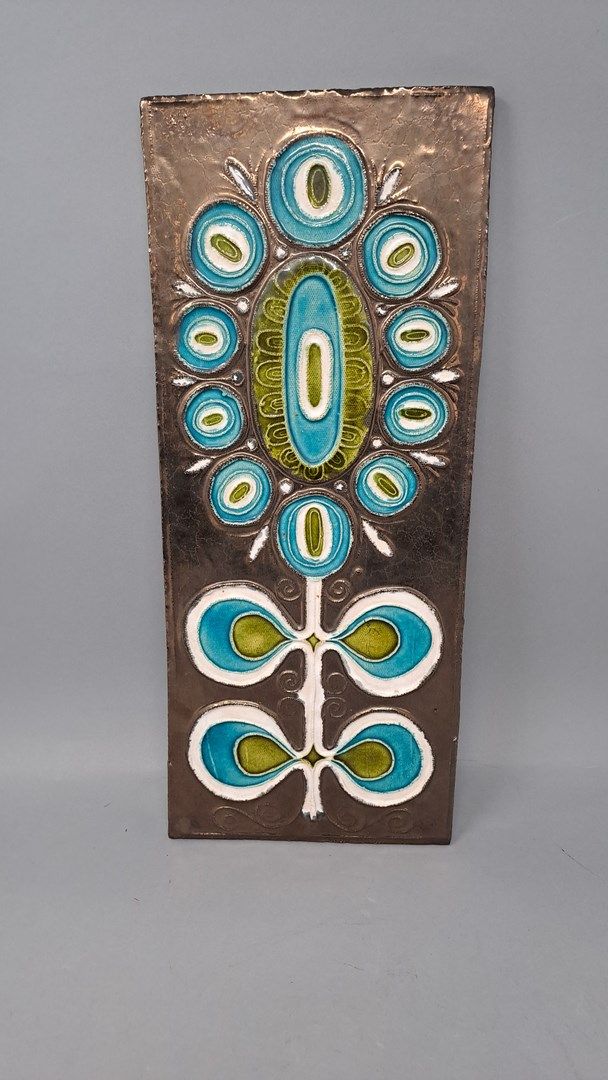 Null 克尔比戈特的陶瓷

釉面陶器盘子，装饰着一朵风格化的花，背面有签名。约1970年，38 x 16厘米。

珐琅彩熔岩盘，背面标有熔岩上的珐琅彩J.Ja&hellip;