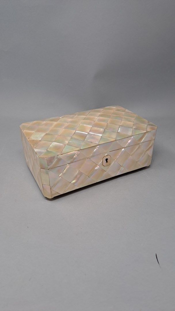Null Rectangular jewelry box with angles cut, all faces covered with mother of p&hellip;