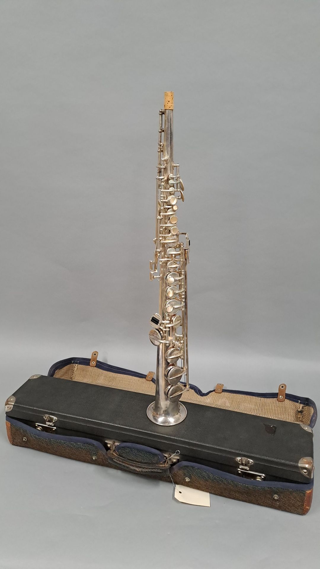Null Louis Augu & Cie公司的镀银高音萨克斯管（镀银，第一标题为30克），机身编号为9179。

长：64厘米 - 装在一个手提箱里，带附件。