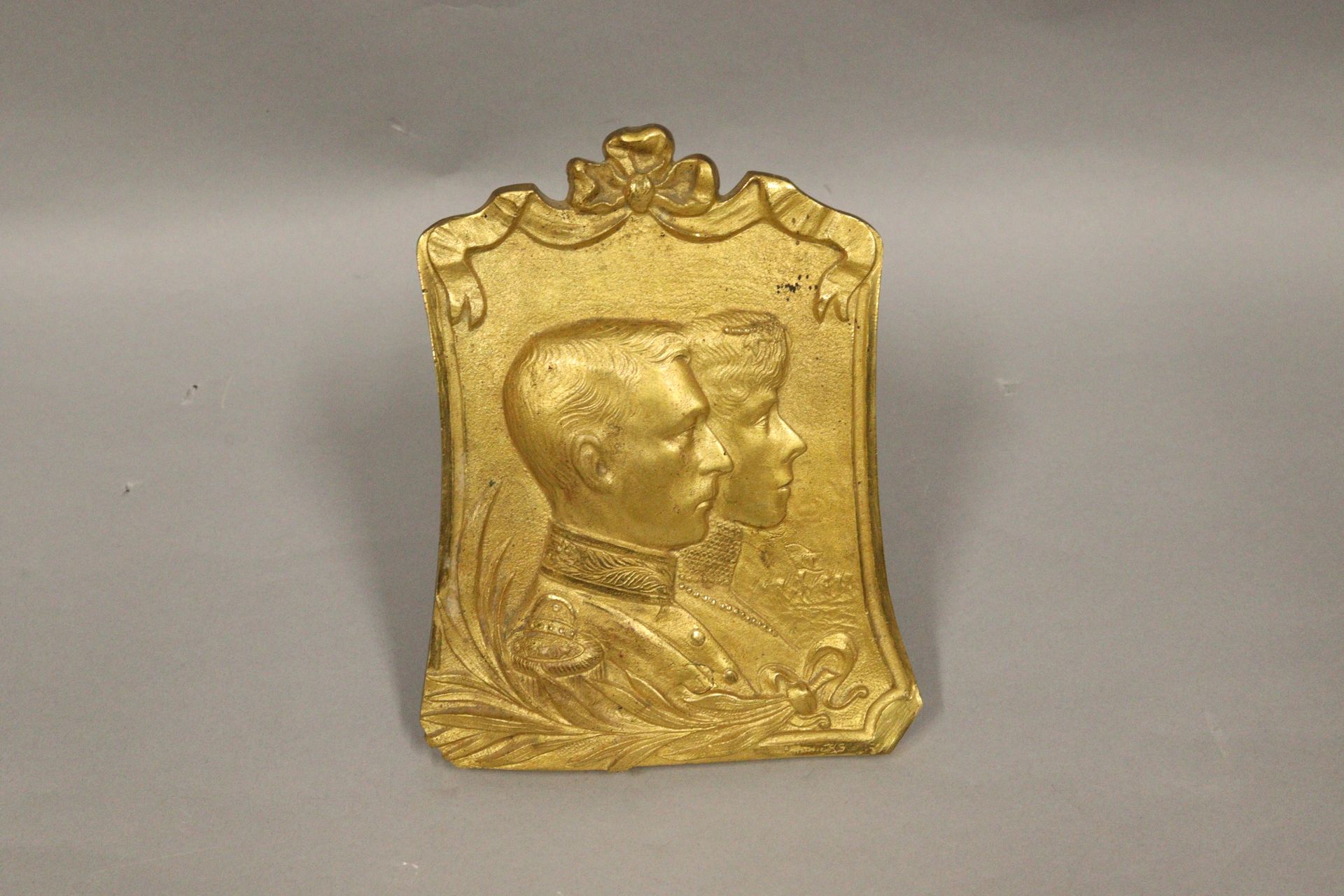 Null 
带有比利时国王阿尔伯特一世和他的妻子伊丽莎白王后肖像的铜质纪念牌。

20世纪

尺寸：20 x 13.5厘米。
