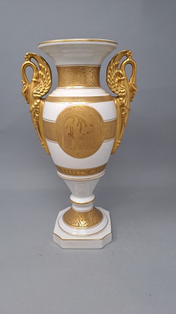 Null LIMOGES (Château du Cruou)

Vase en porcelaine blanche sur piédouche au ric&hellip;