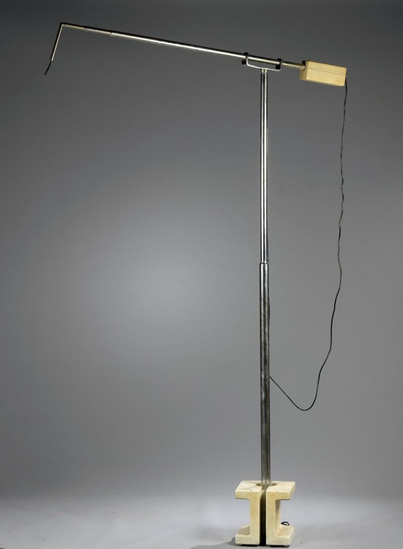 Null 
Grand lampadaire à contrepoids en métal chromé, 




Design des années 197&hellip;