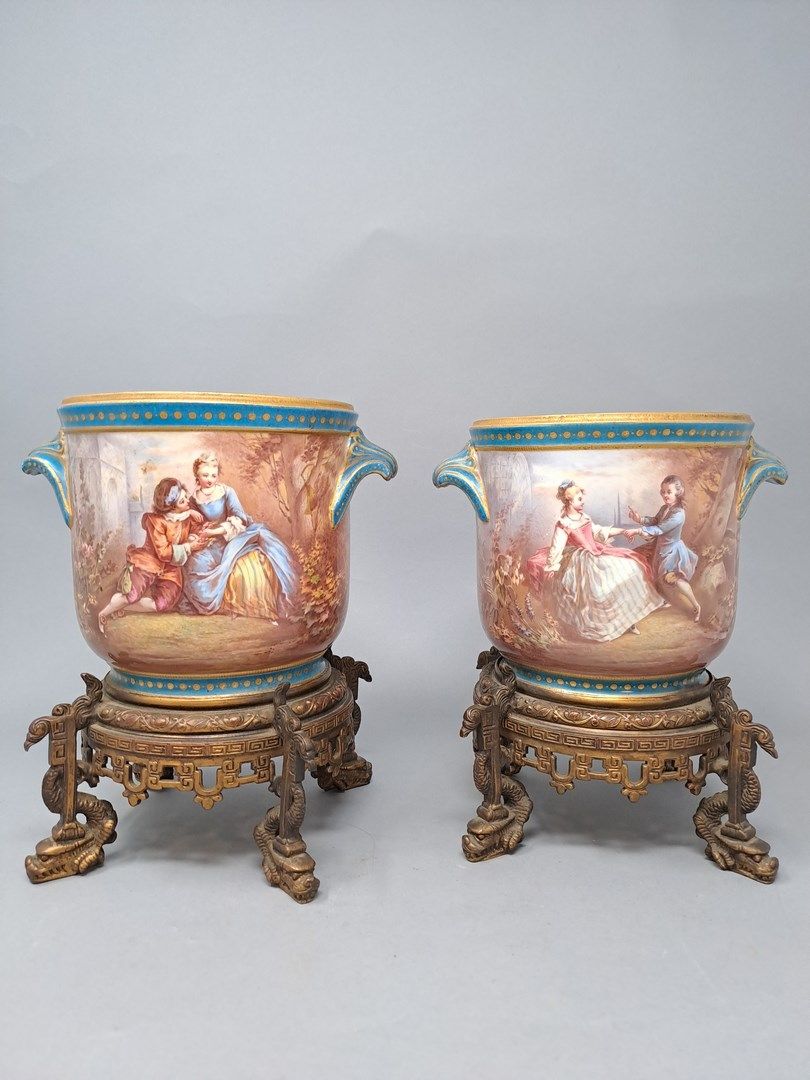 Null Pair of porcelain flowerpots with polychrome and gold decoration, decorated&hellip;