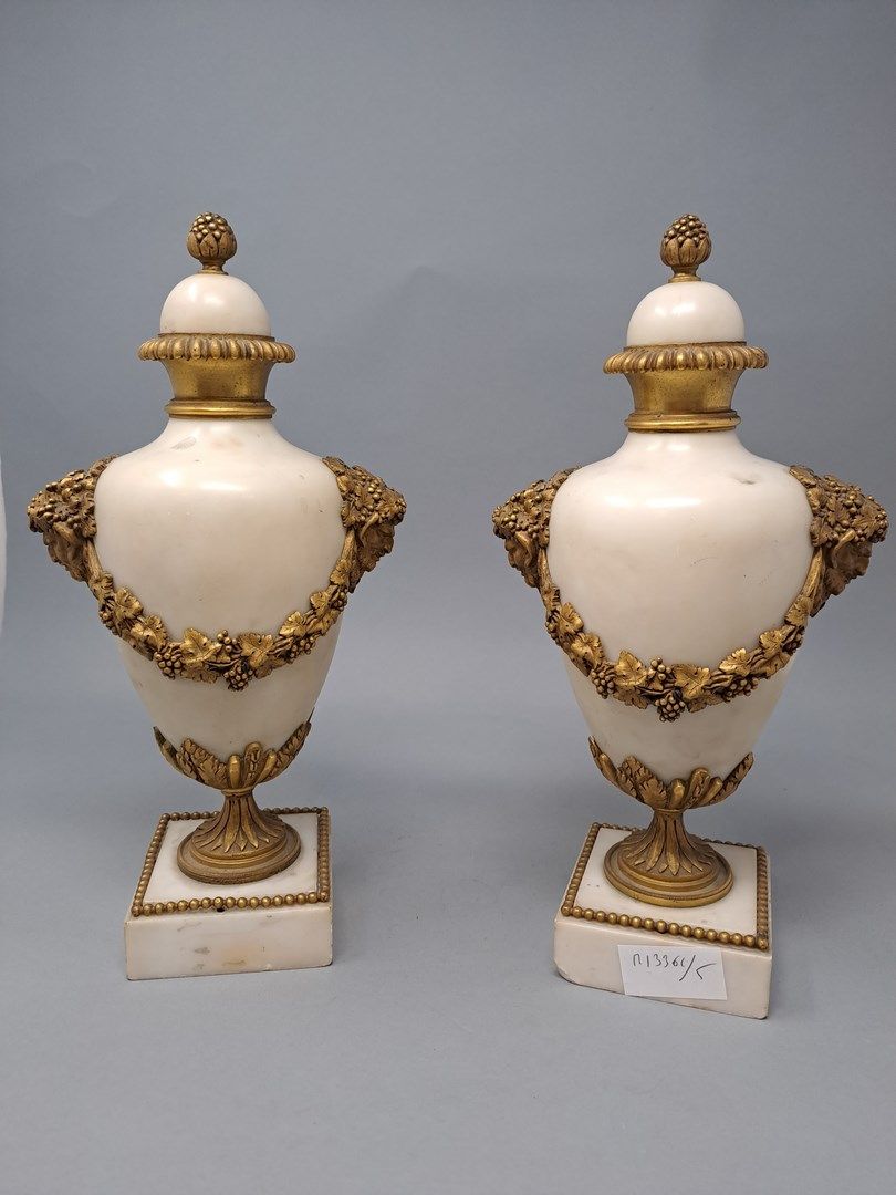 Null Coppia di vasi in marmo bianco e bronzo cesellato e dorato, a forma di bala&hellip;