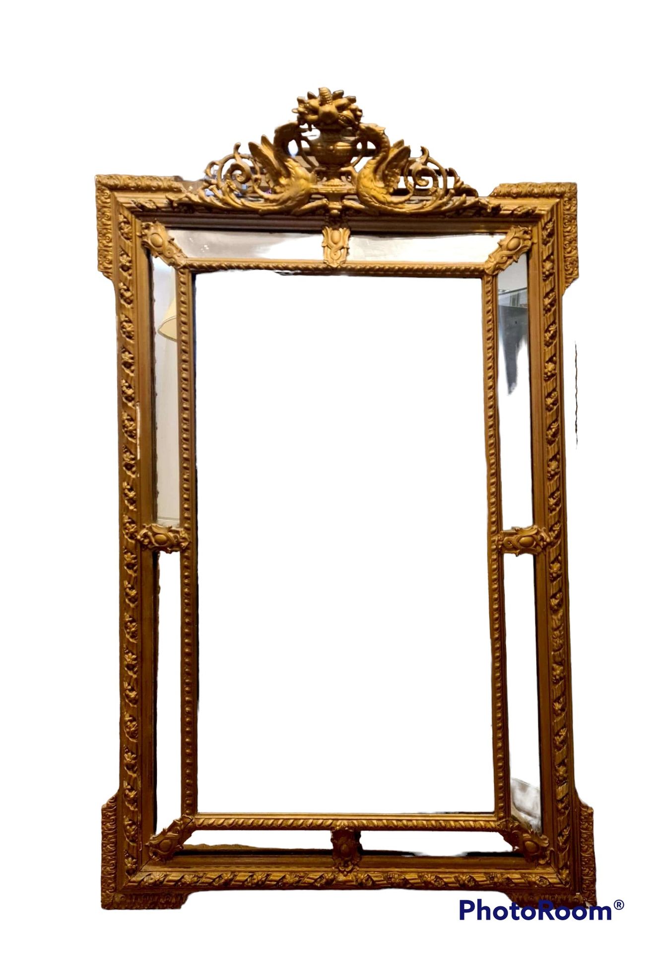 Null 
一面有釉面的大三角镜，用富于雕刻的镀金木框，有对峙的嵌合体和一个花瓶。




约1900年




H.180 cm - W. 102.Cm


&hellip;