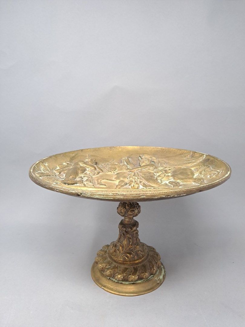 Null 
马塞尔-德布特(1865-1933)

一个基座上的青铜杯，在 "Bellerophon "场景下有标题。

H.17,6 cm - Diam. 2&hellip;
