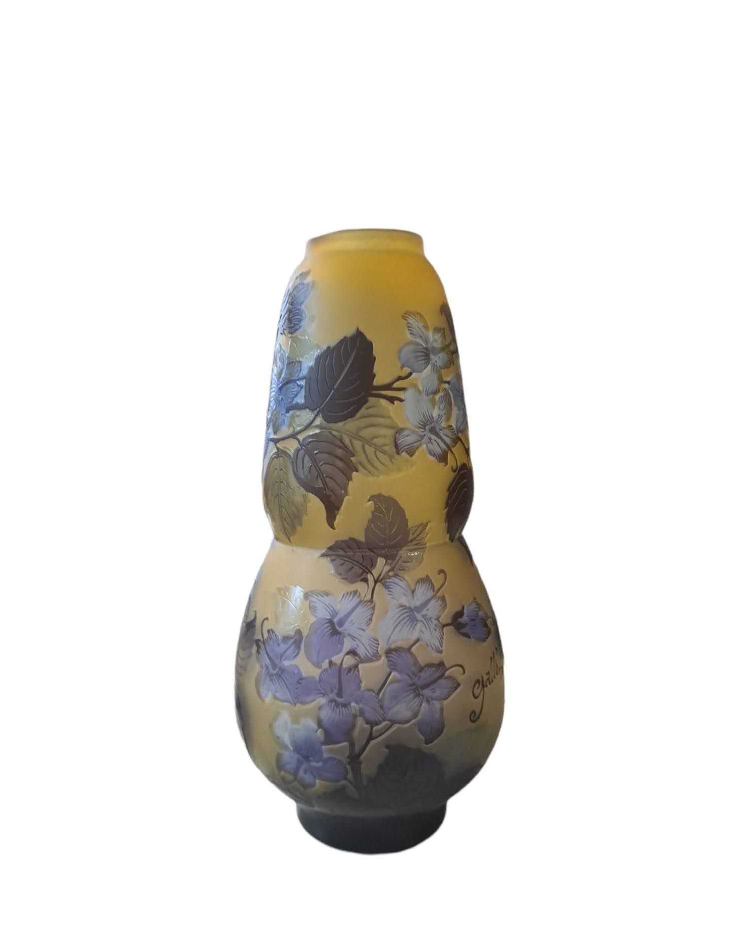 Null GALLE (在品尝)

多层玻璃制成的双面花瓶，在黄色背景上装饰有铃兰花。

承担了一个签名。

H.24厘米