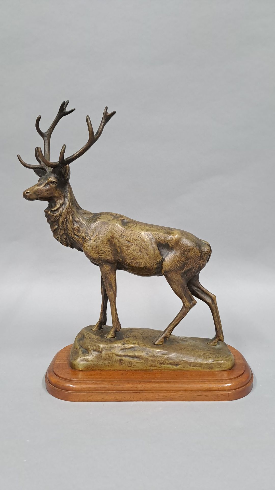 Null 加尔德-乔治 (1863-1939)

雄鹿，青铜，右下角有签名的露台。在一个木质底座上。

高度：32.50厘米。