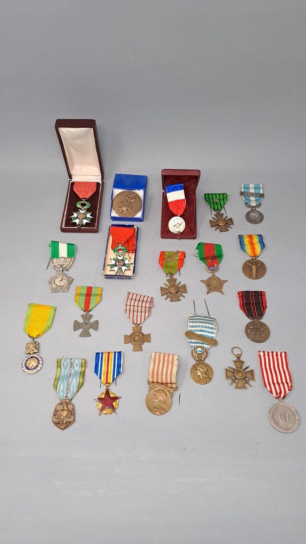 Null Fort lot de décorations:

1/ 2 chevalier de la Légion d'Honneur (acc.)

2/ &hellip;