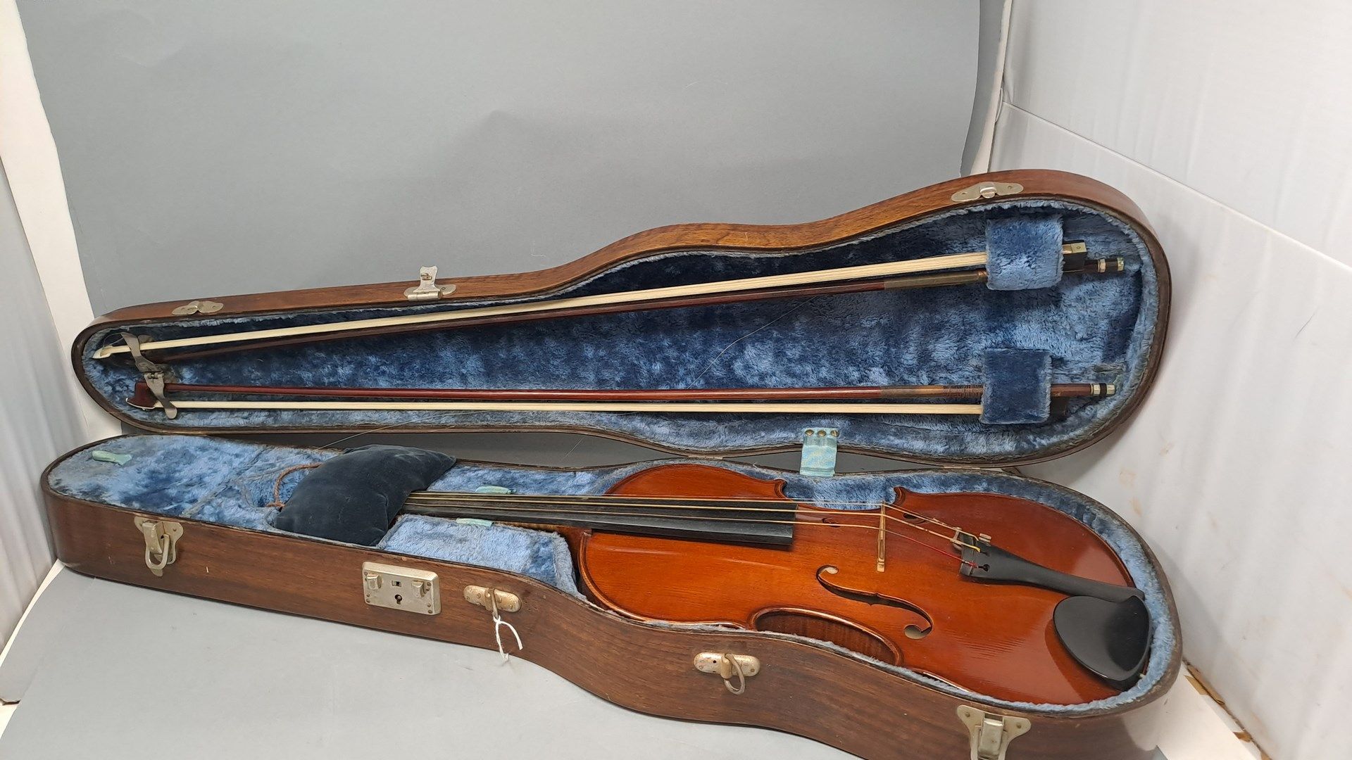 Null MIRECOURT。 法国小提琴，标签Ch. J.B. Collin Mezin，巴黎的小提琴制造商，日期为1928年。有两个蝴蝶结。装在一个手提箱里&hellip;