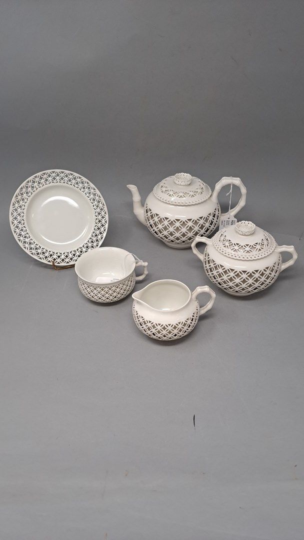 Null SEVRES 

Partie de service à thé et café en porcelaine blanche réticulée do&hellip;