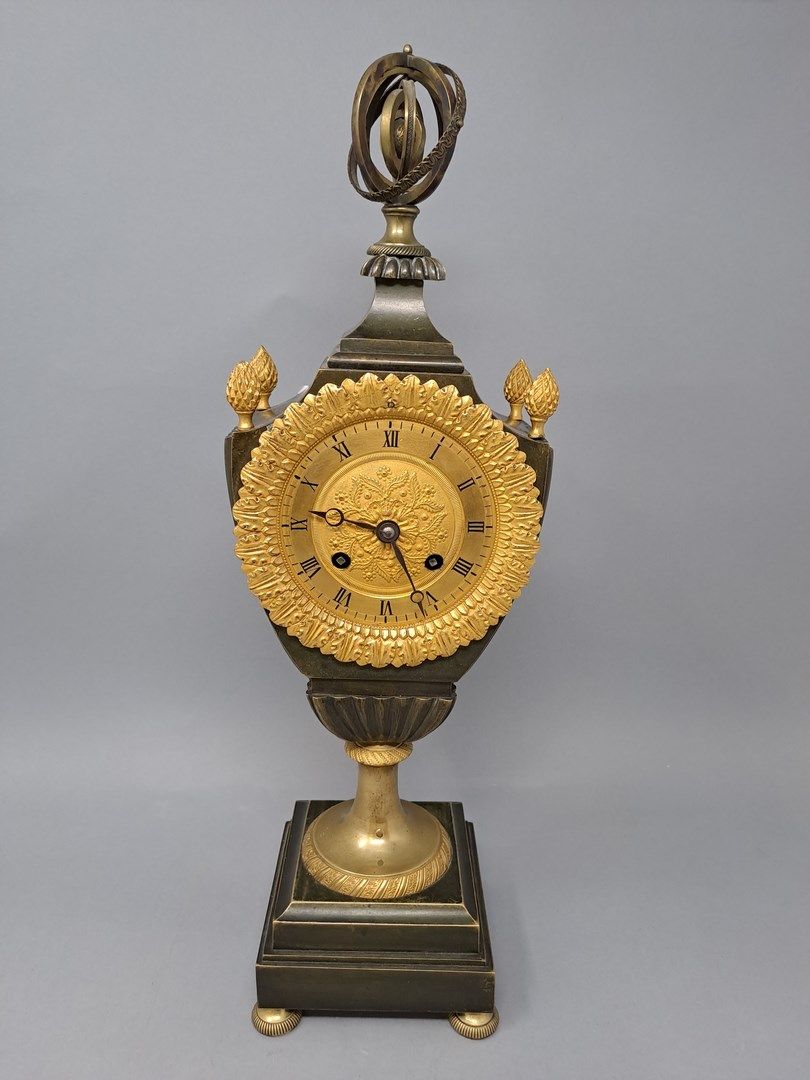 Null 青铜钟，有两个青铜色，形成一个盾牌，两侧有钆的装饰。它的顶部有四个松果和一个带有移动环的浑天仪。它站在一个基座上，末端是一个方形的阶梯式底座。

鎏金&hellip;