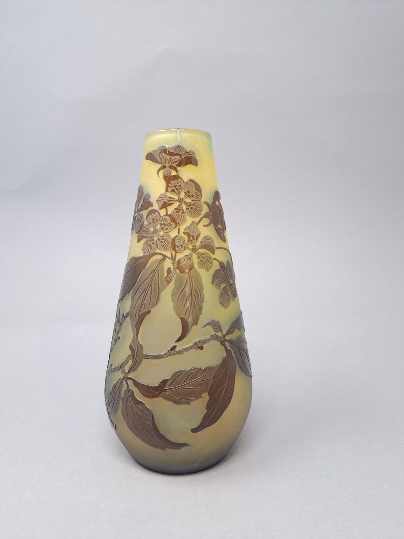 Null GALLE (Dans le goût de)

Vase en pâte de verre à fond jaune et à décor de f&hellip;