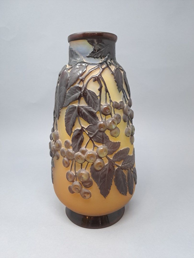 Null GALLE (在品尝)

带淡黄色背景和吹制樱桃装饰的珍珠花瓶0

带有签名

H.29.4厘米