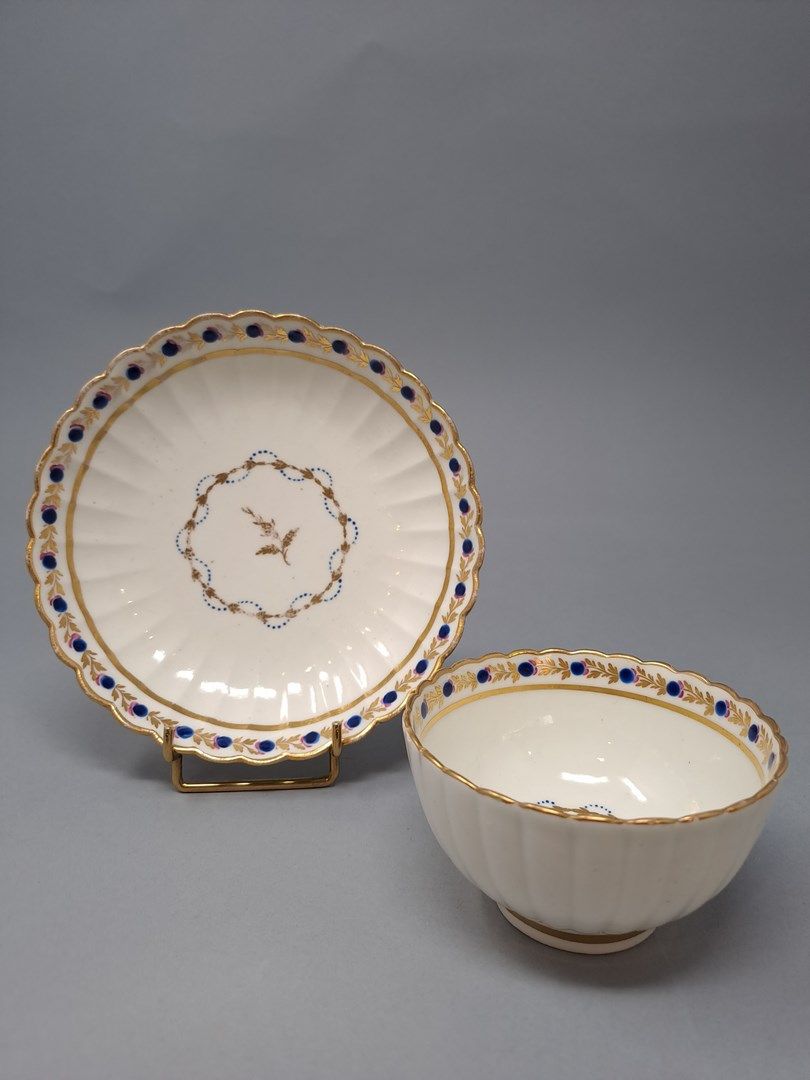 Null 英格兰，伍斯特（可归于），18世纪晚期

瓷杯和碟子，边缘有轮廓和镶边，装饰有蓝色和金色的利塞拉，蓝色和粉色的造型花丝，金色。

H.5 cm - D&hellip;