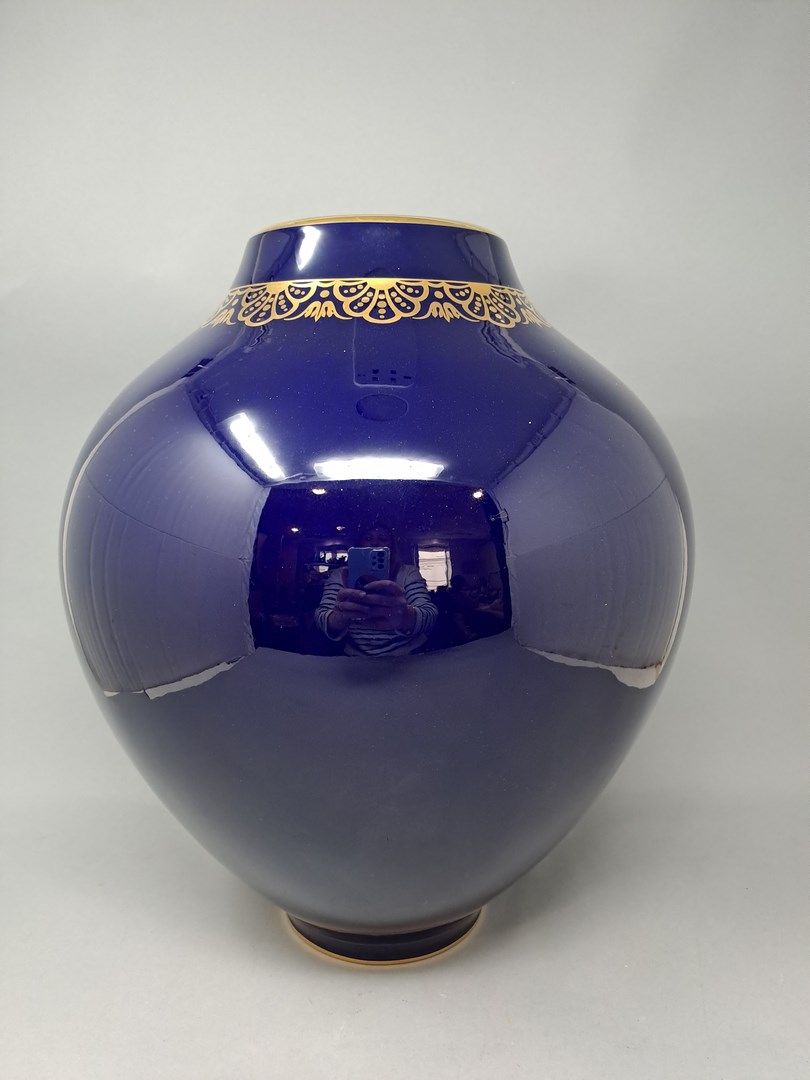 Null ǞǞǞ

一个大型的卵形瓷瓶，在午夜的蓝色背景上装饰着金色的花纹。

底部有塞夫勒制造厂的标志。

H.36,5 cm

在它的盒子里