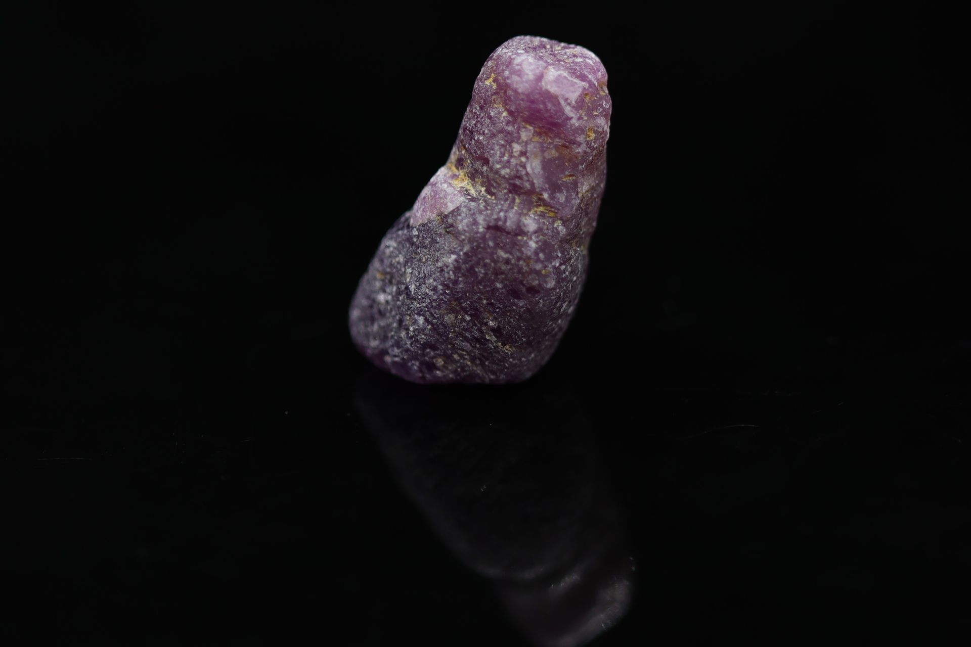 Null Raw ruby on paper. 

Weight : 26.27 cts.
