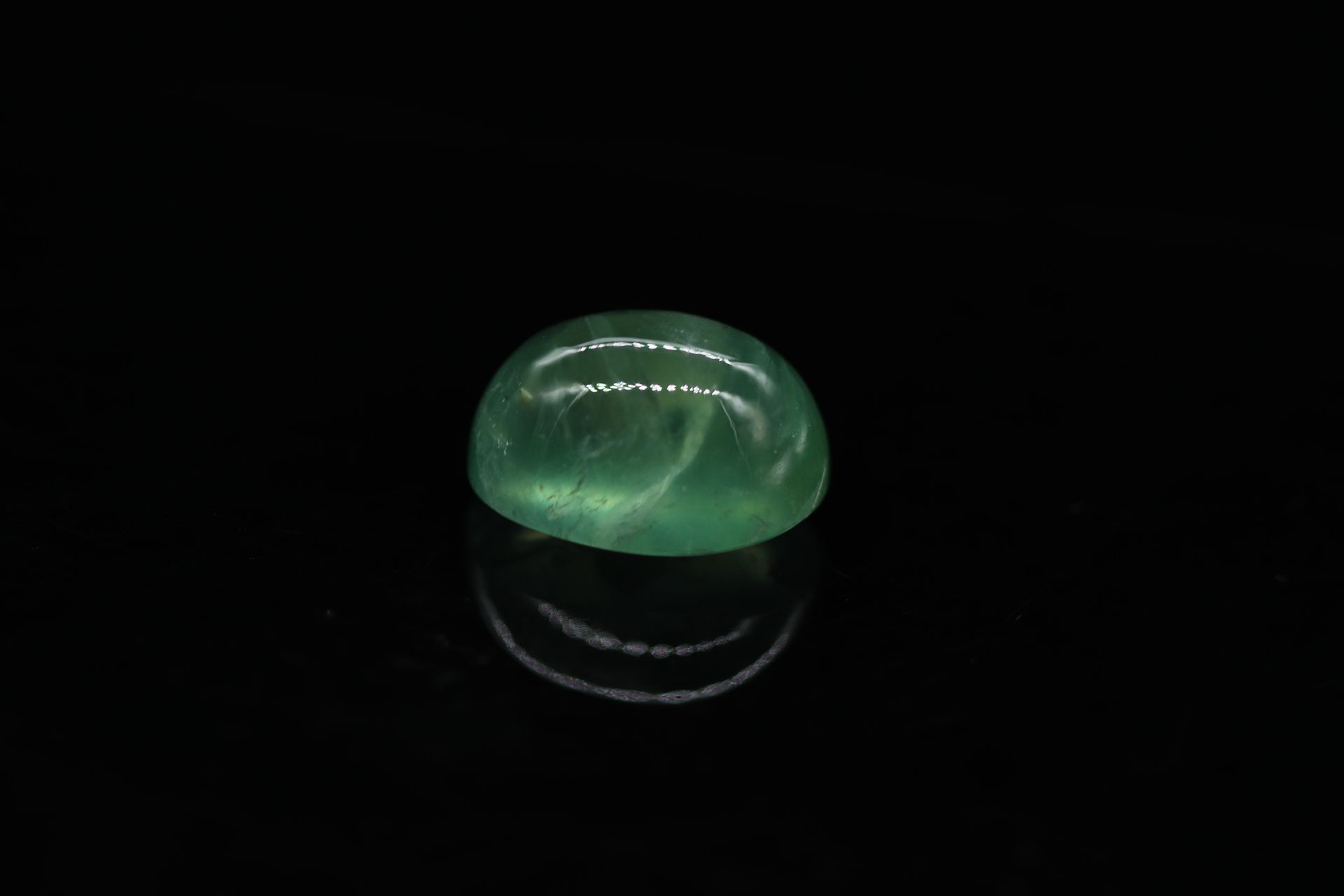 Null Cabochon ovale di prehnite su carta. 

Peso: 11,73 carati. 



Dimensioni: &hellip;