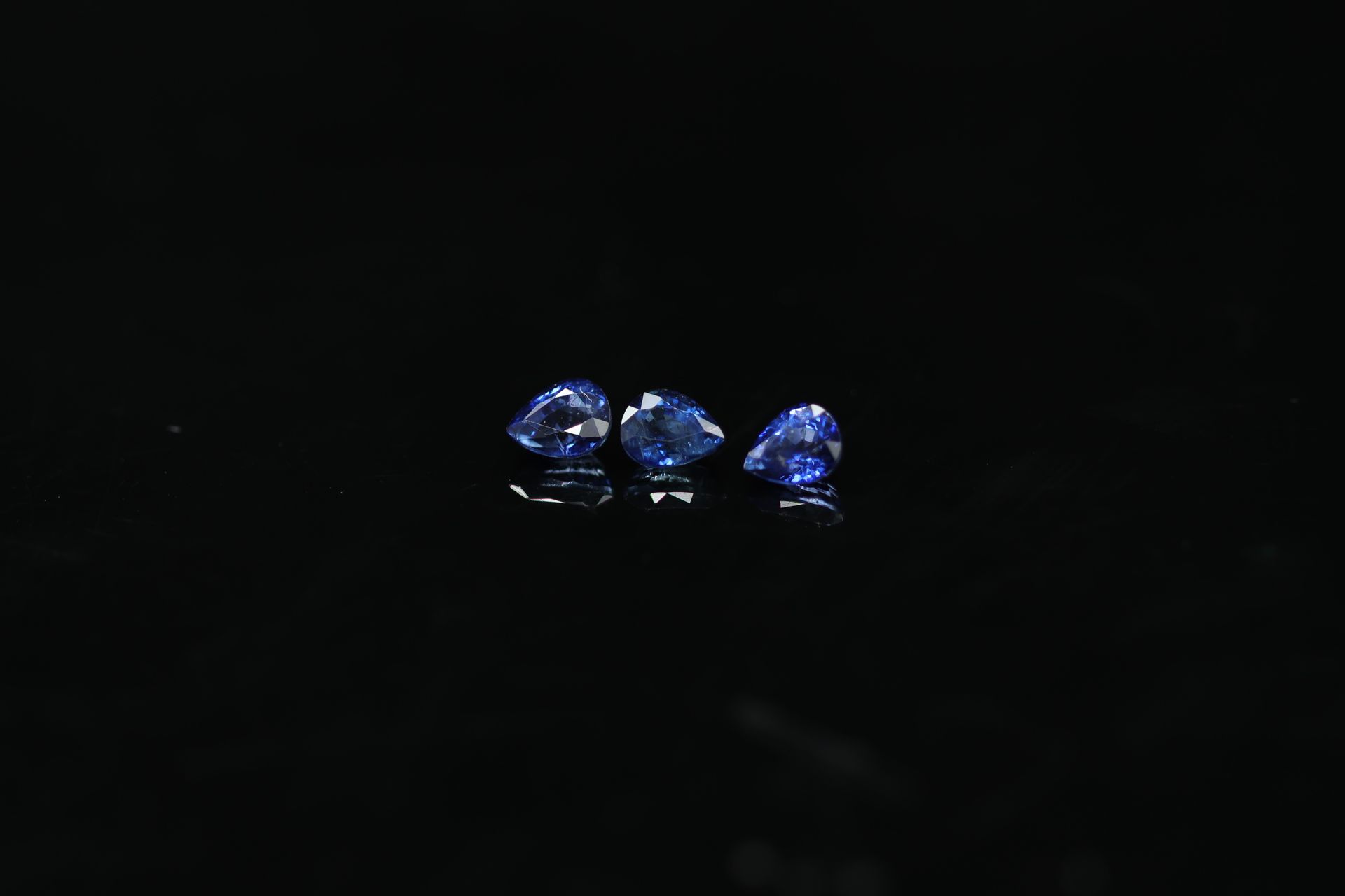 Null Lot de trois saphirs poires sur papier. 

Poids total : 1.51 ct.