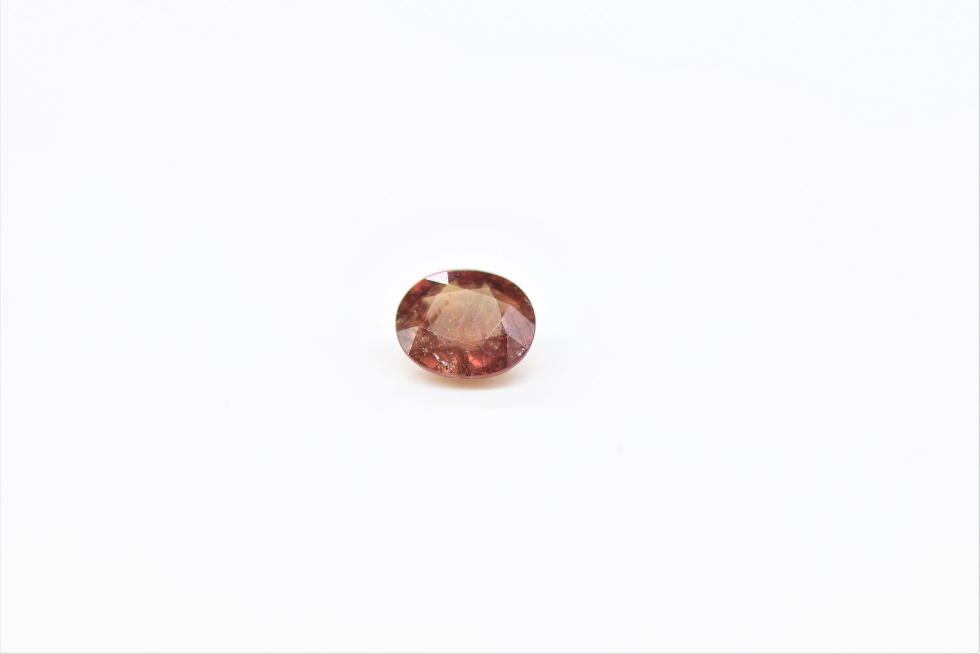 Null Oval Padparadscha sapphire on paper. 

Probably unheated. 



Weight : 1.18&hellip;
