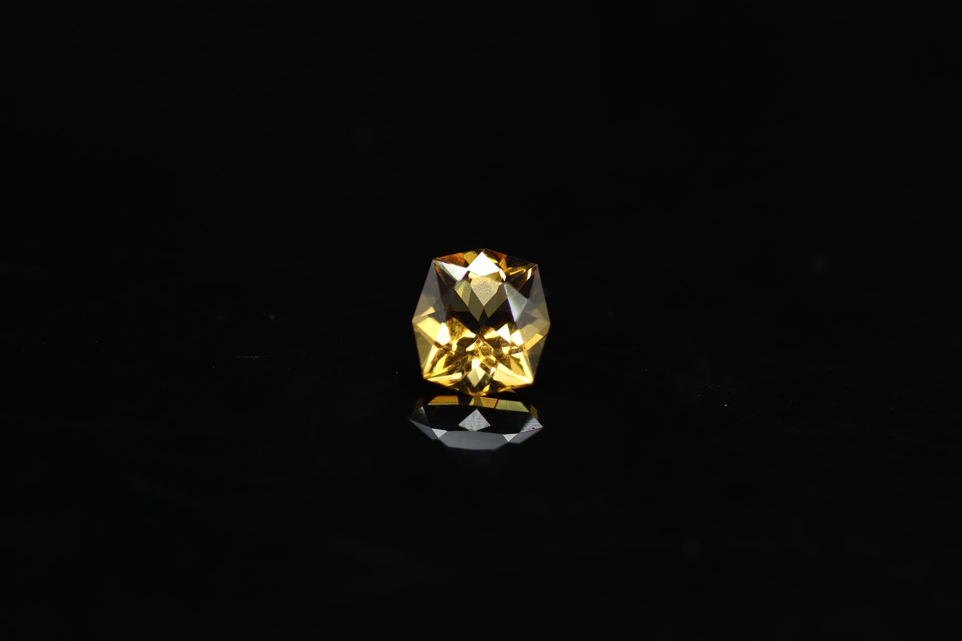 Null 花式切割黄水晶在纸上。

重量：3.04克拉。



尺寸：10 mm x 9.2 mm