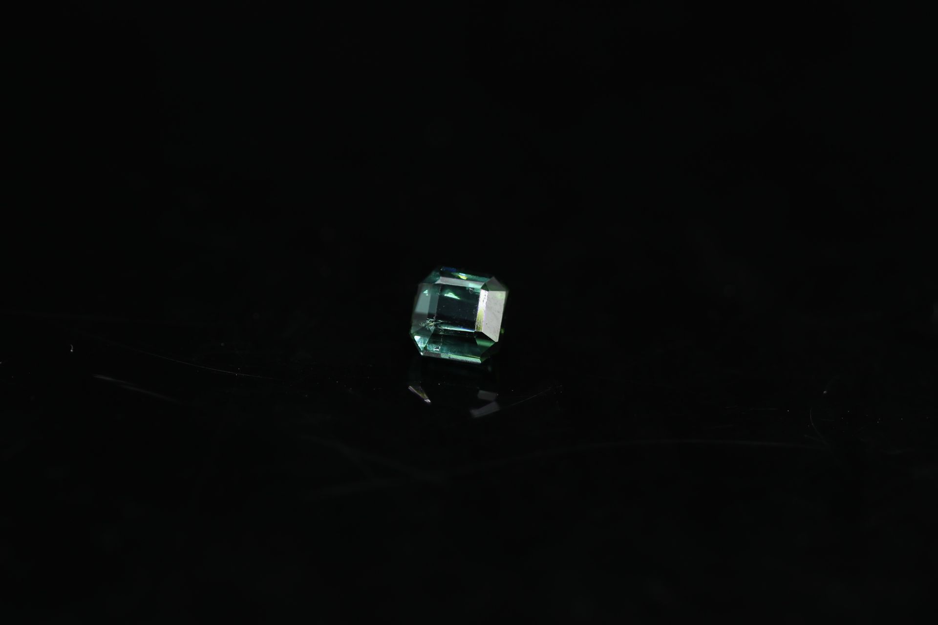 Null Green-blue tourmaline with cut sides on paper. 

Weight : 1.31 ct. 



Dime&hellip;