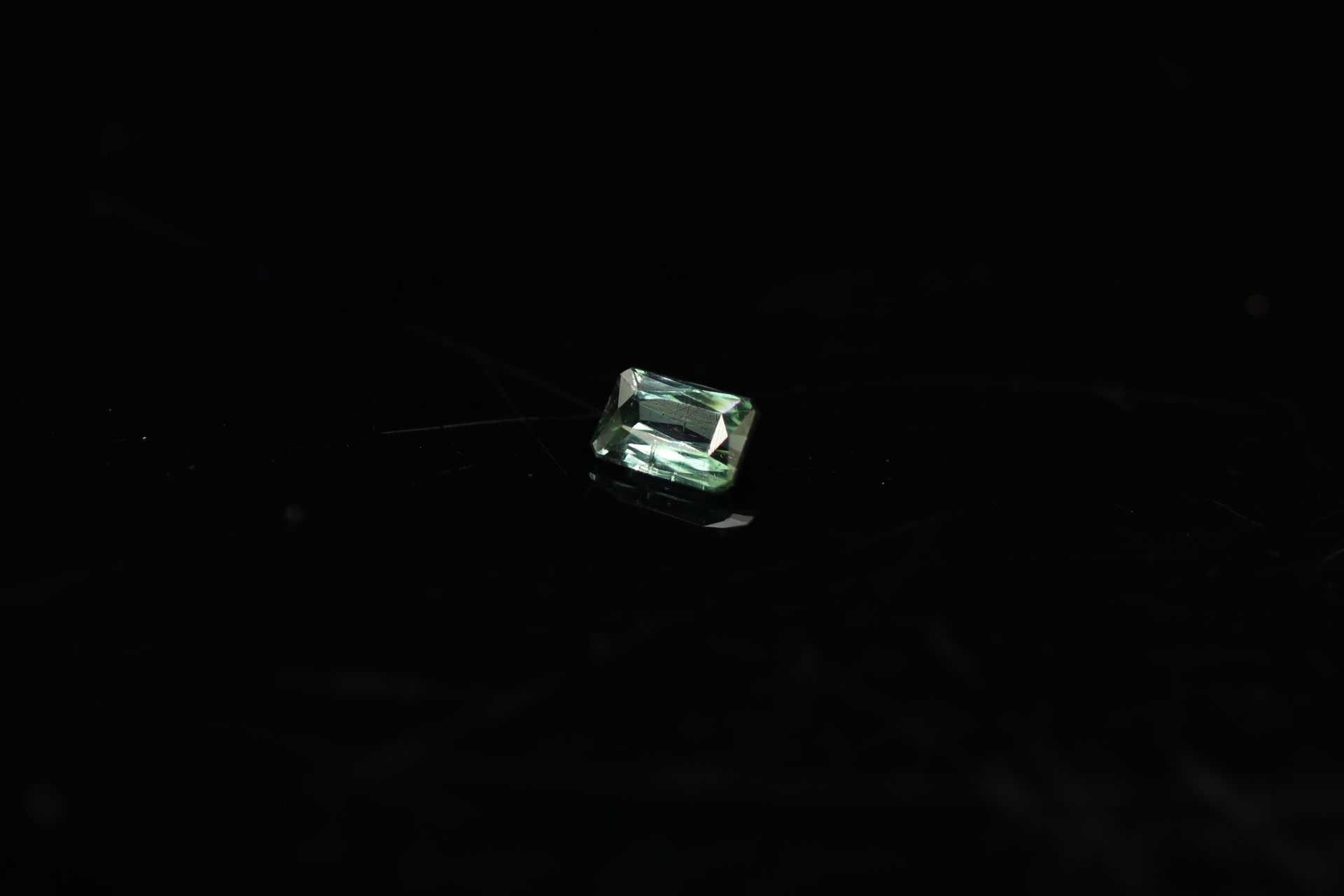 Null Tourmaline rectangulaire à pans coupés sur papier. 

Poids : 0.44ct. 



Di&hellip;