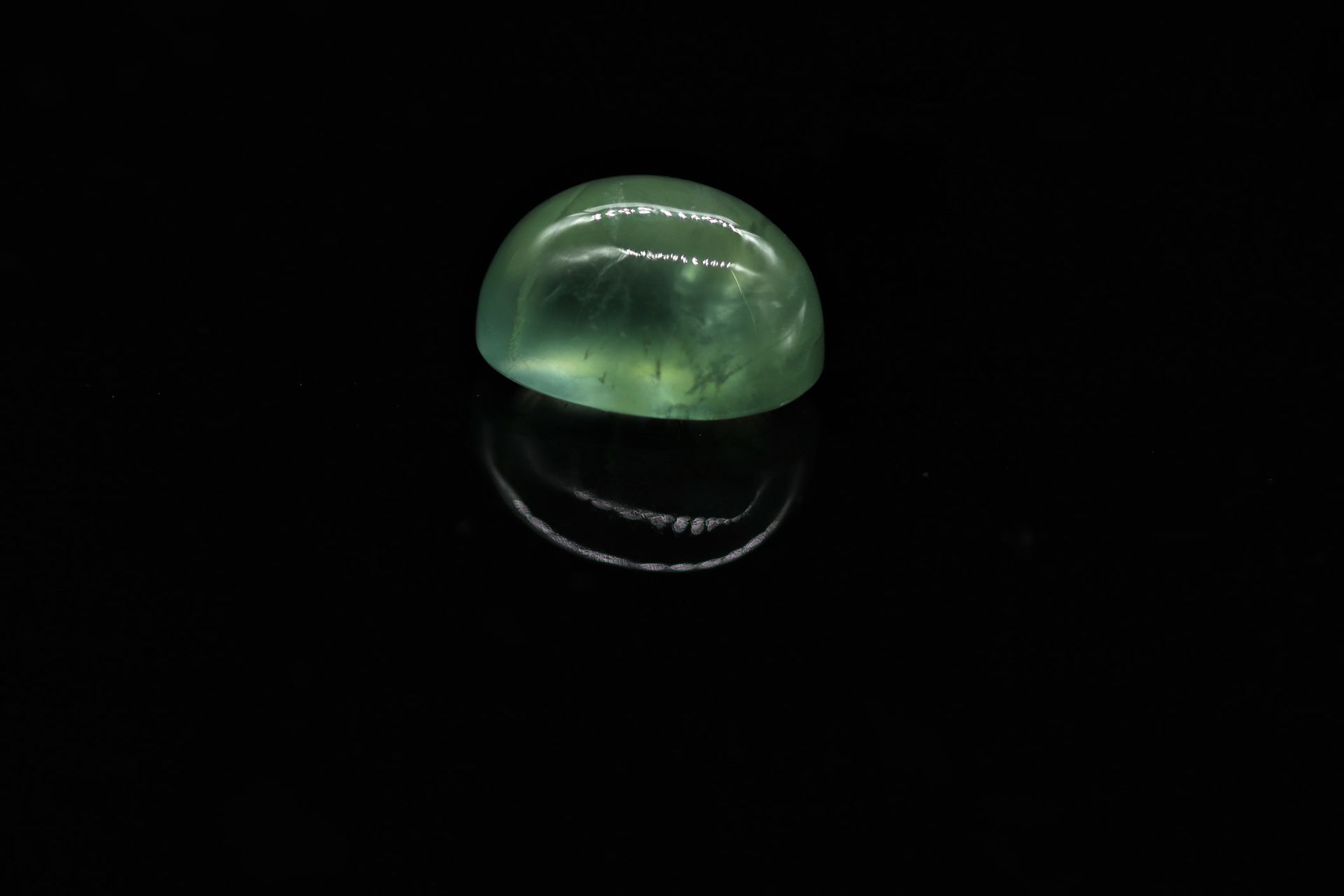 Null Ovaler Prehnit-Cabochon auf Papier. 

Gewicht: 12.48 ct. 



Abmessungen: 1&hellip;