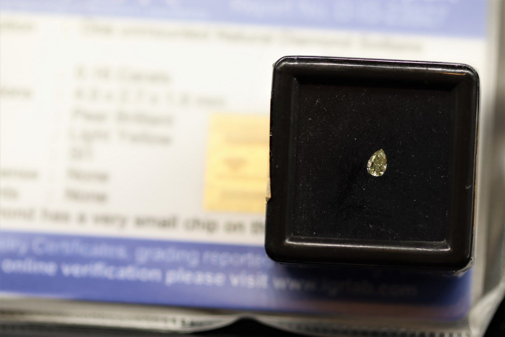Null Birnenförmiger Diamant "light yellow" unter Siegel. 

Begleitet von einem I&hellip;