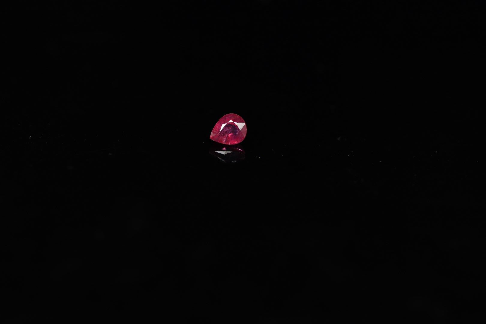 Null 梨形红宝石在纸上。

可能是没有暖气的。

重量：0.94克拉。



尺寸：6 mm x 5 mm