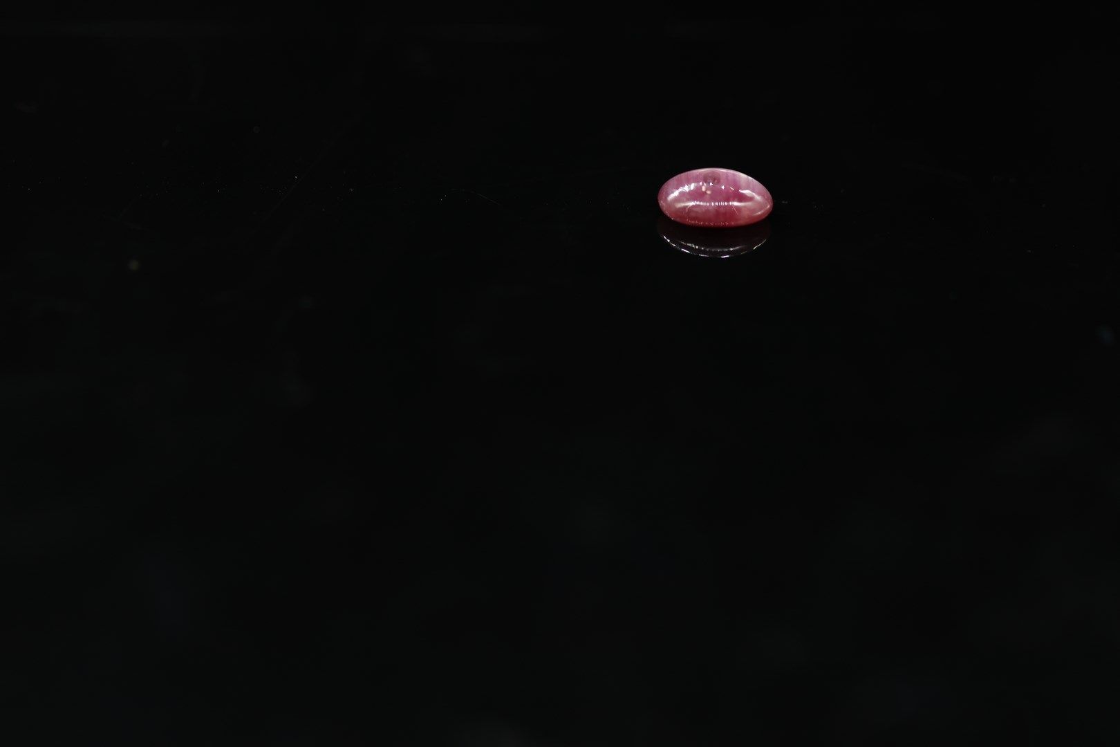 Null Cabochon de rubis étoilé ovale sur papier. 

Poids : 1.49 ct. 



Dimension&hellip;