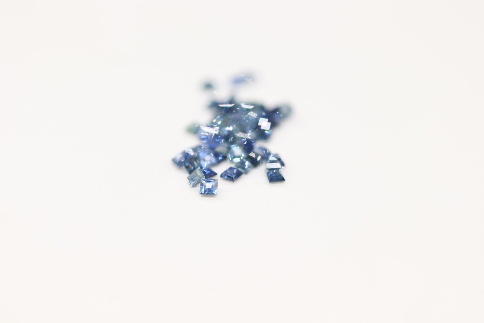Null 四十五颗方形密镶蓝宝石的纸上拍卖。

总重量：3.83克拉。



平均尺寸：2.1毫米