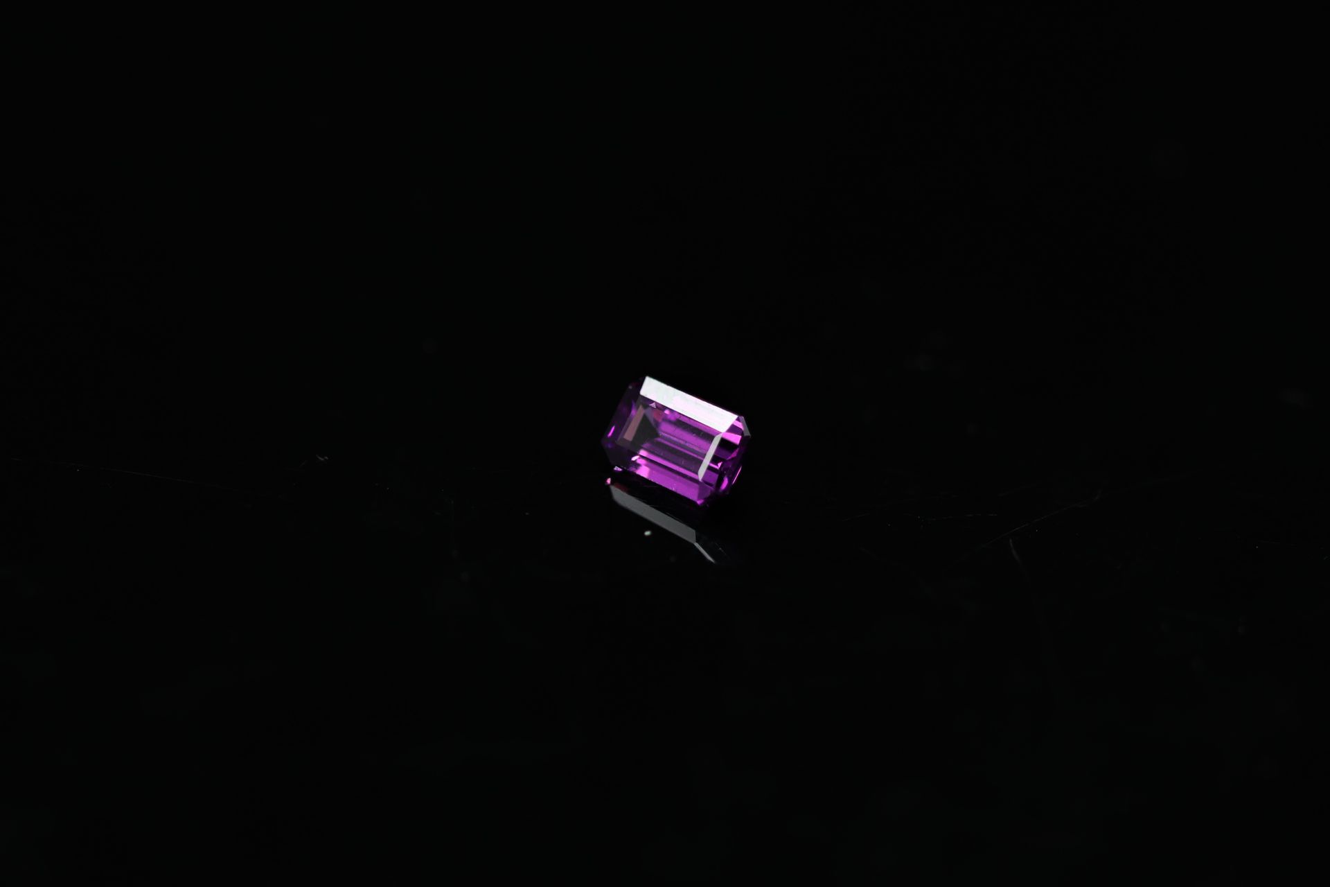 Null Granato di rodolite viola neon.



Peso: 1,07 ct. 



Dimensioni: 6,8 mm x &hellip;