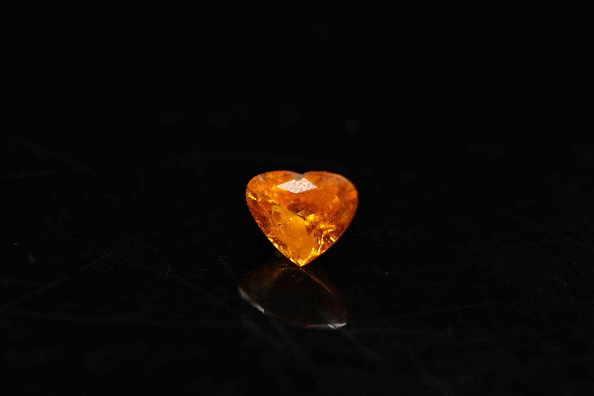 Null Leuchtend orangefarbener Granat Herz auf Papier. 

Gewicht: 3.21 ct. 



Ma&hellip;