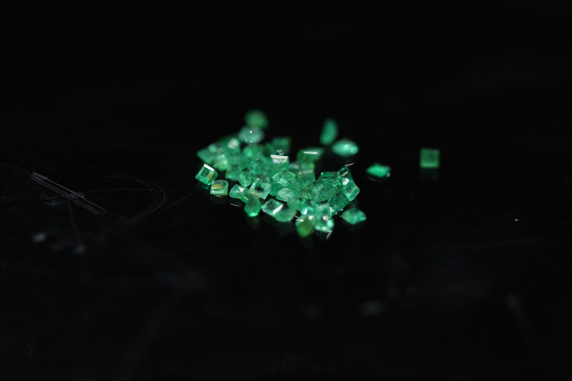 Null Lot of sixty square pavement emeralds on paper. 

Total weight : 2.69 cts. &hellip;