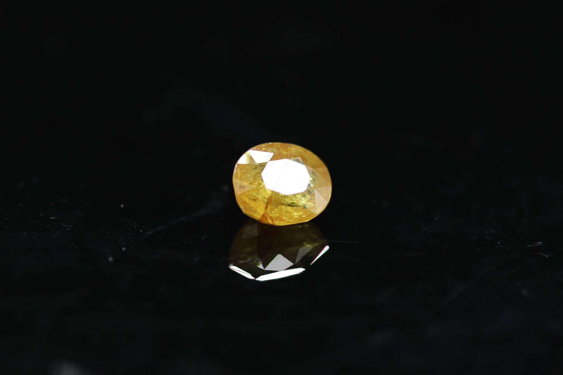 Null 椭圆形的黄色蓝宝石，纸质。

附有CGLAB的意见，证明没有经过热处理。

分遣队的计划。

重量：3.26克拉。



尺寸：7.29 mm x 8&hellip;