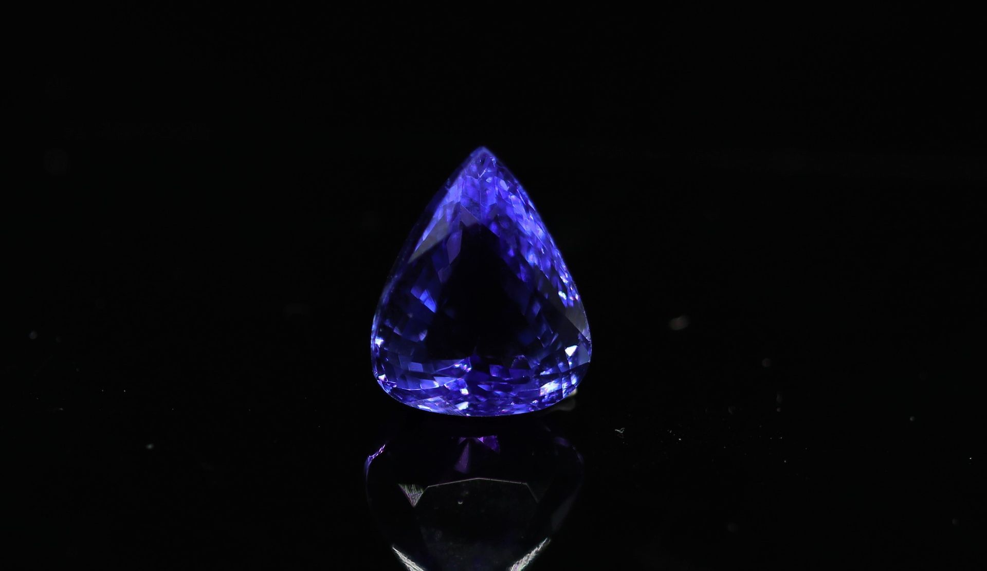 Null Tanzanite poire sur papier. 

Accompagnée d'un certificat GRA attestant la &hellip;