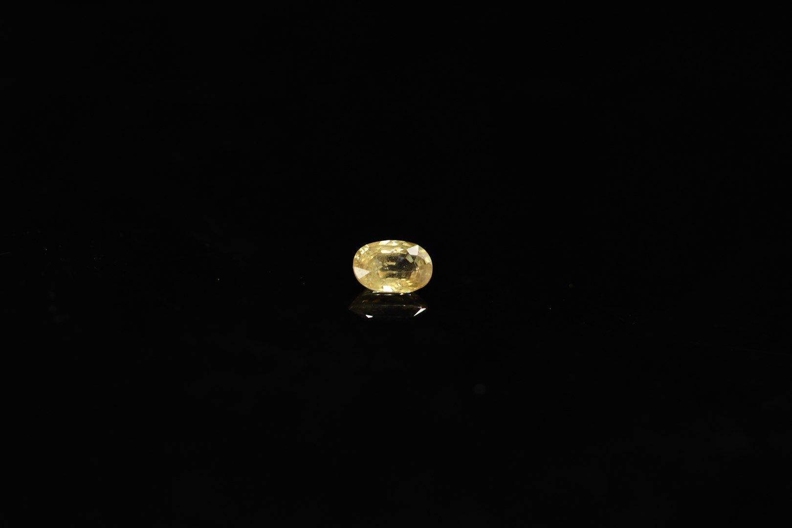 Null 椭圆形的金黄色蓝宝石，纸质。

重量：1.52克拉。



尺寸：8 mm x 5.5 mm