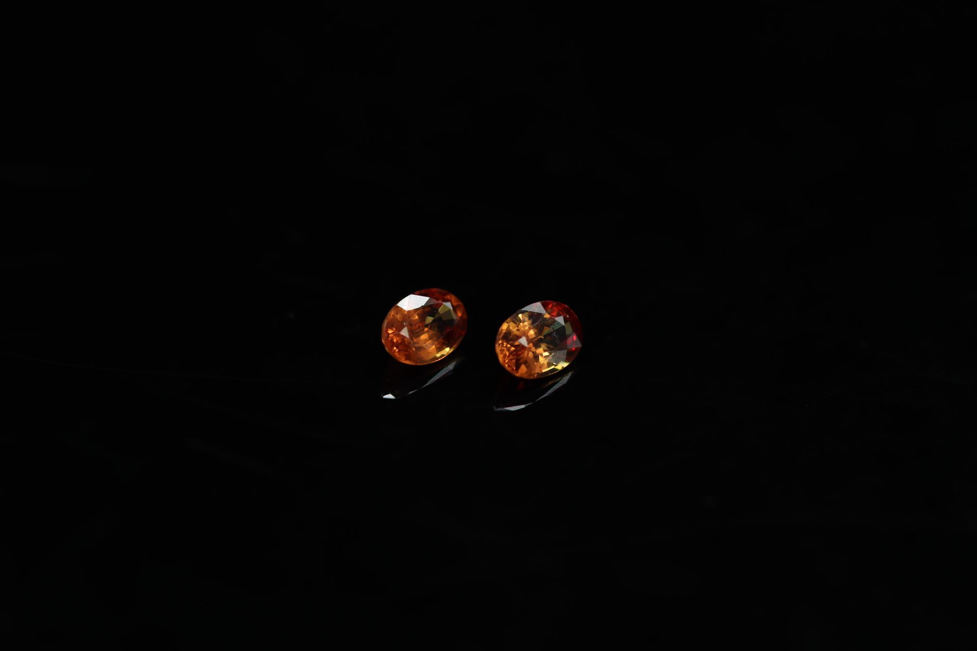 Null A pair of orange sapphires on paper. 

Weight : 1.20 ct.