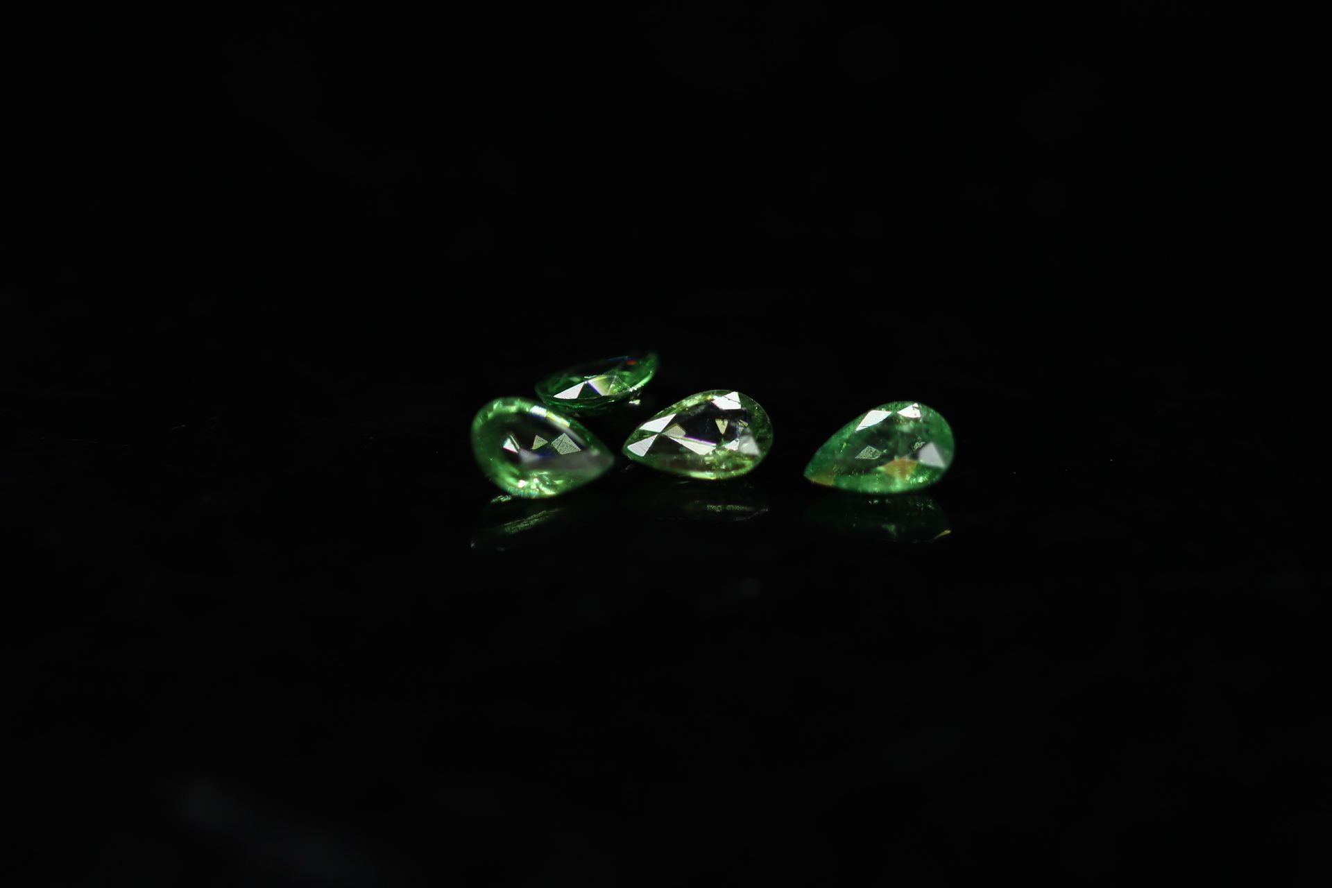 Null Lot of four pear tsavorite garnets on paper.



Total weight: 1.57 ct.