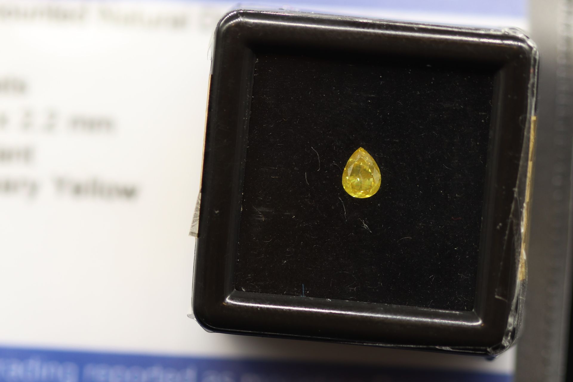 Null Diamant "Vivid canary yellow" très vif poire sous scellé.

Accompagné d'un &hellip;
