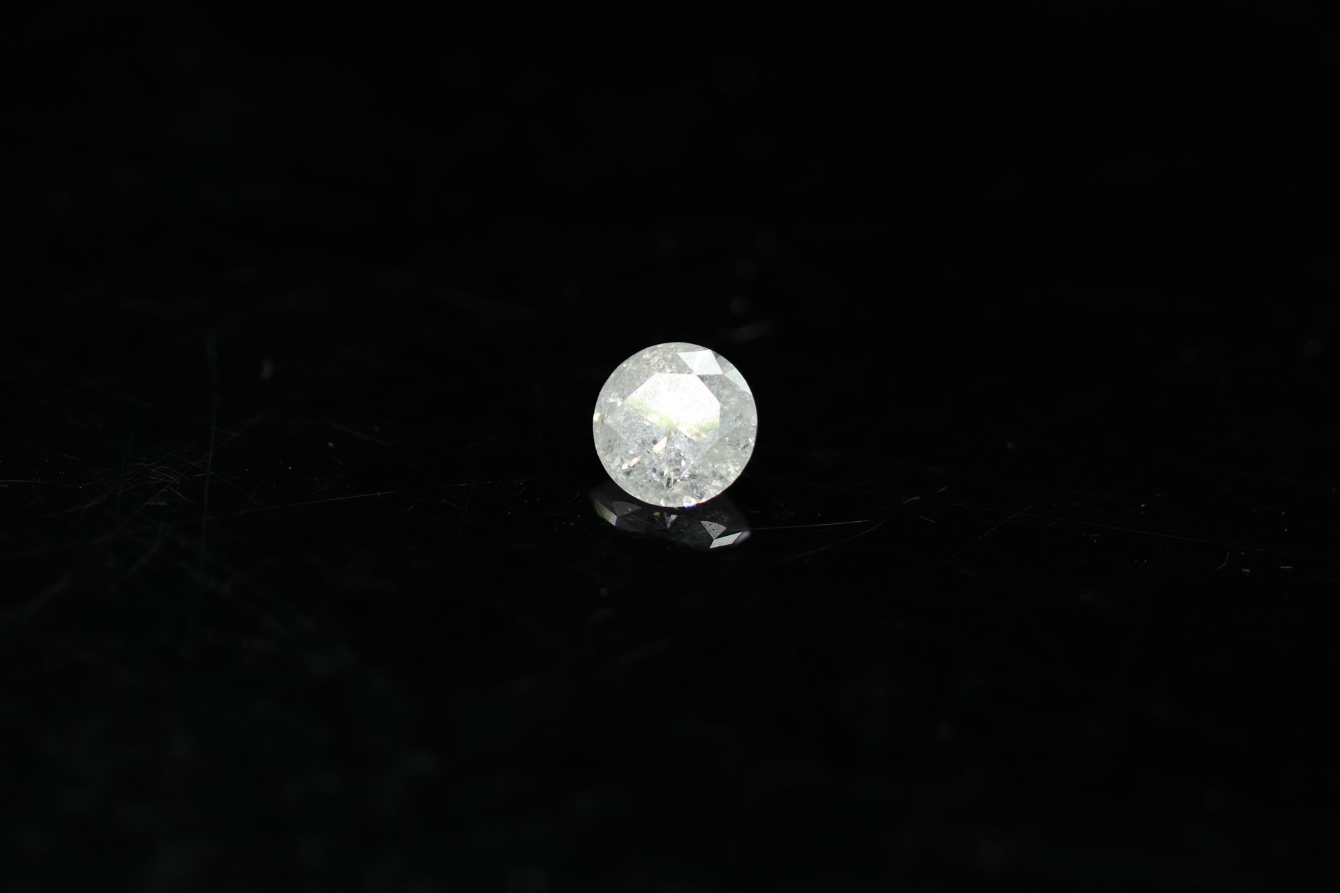 Null 纸上的圆形 "F "钻石。

附带一份IGL证书，证明......。

颜色：F

净度 : SI3

对称性：非常好

切割：优秀

荧光：轻微

&hellip;